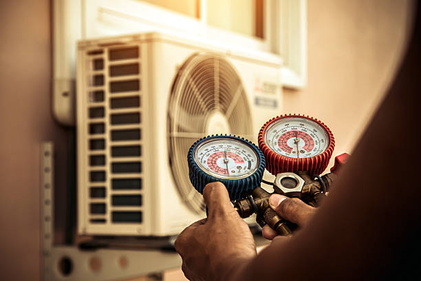 Professional Hvac technician working in Danbury, TX